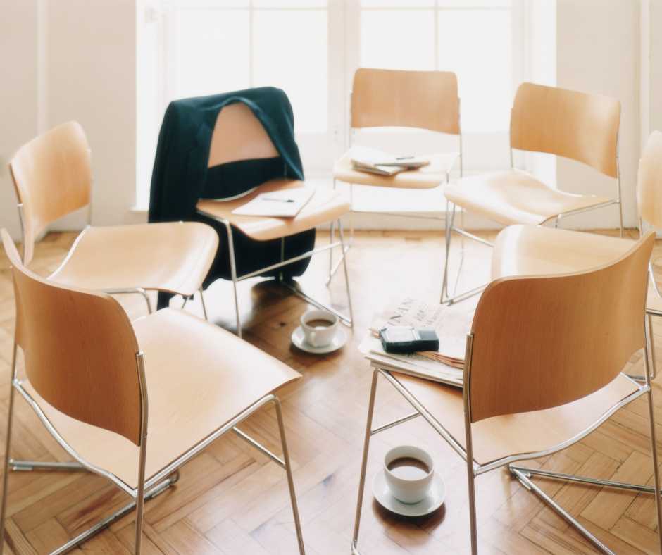 Naisten piiri Kuopiossa yrittäjille. Kuvassa valoisa tila jossa tuolit piirissä.