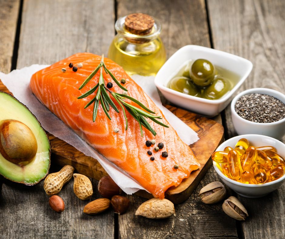 omega 3 lähteitä kuten lohta ja lisäravinnekapseleita