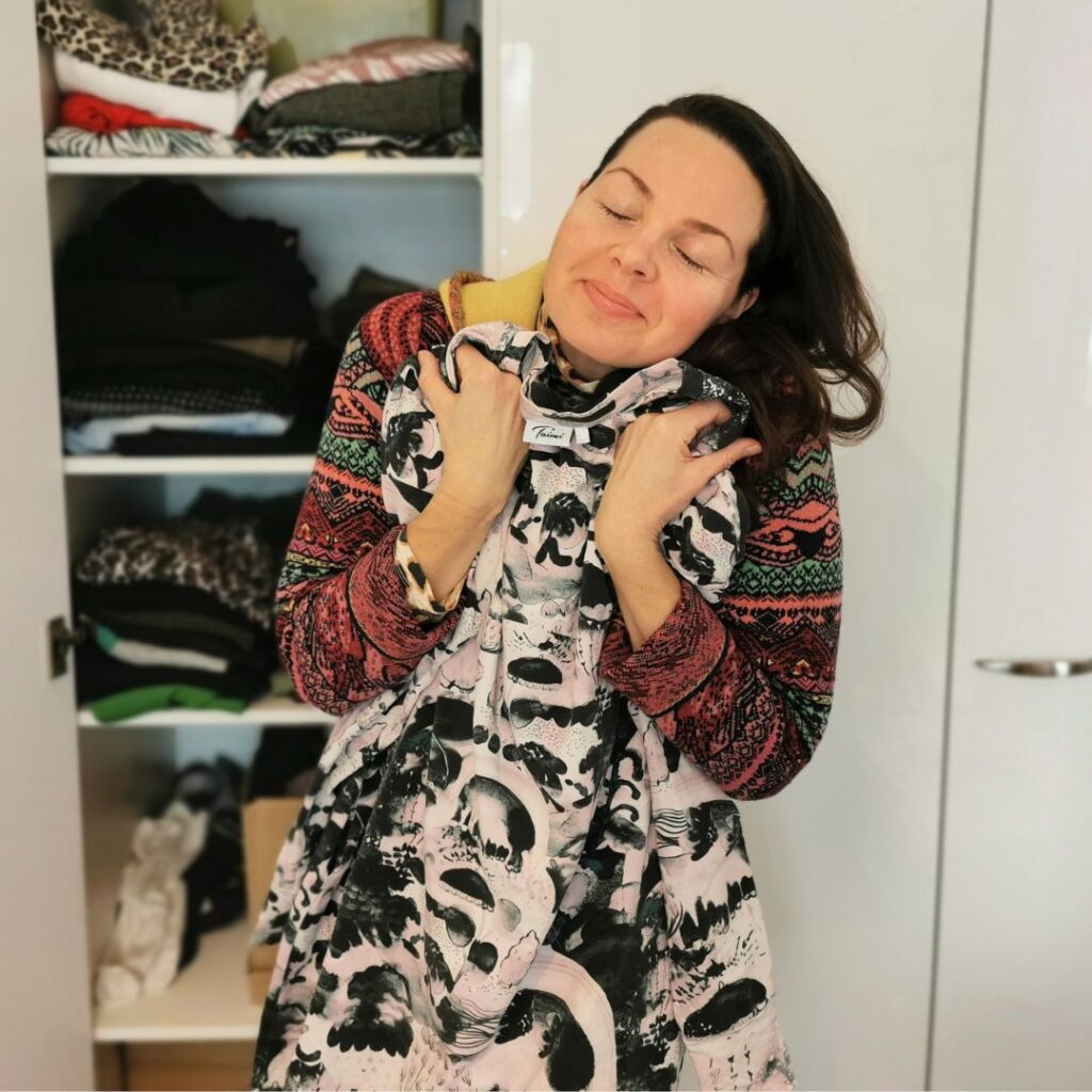 Tämä laadukas väljä trikootunika on kiertotalouden mukainen löytö kirpputorilta.